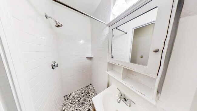 Foto del edificio - Renovated 4-Bedroom in Mission Hill | Pet Friendly | Steps to Longwood & the Orange Line