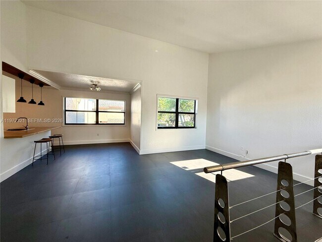 Building Photo - 10231 Fontainebleau Blvd
