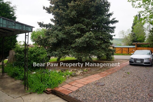 Building Photo - Two Bedroom Duplex in Golden