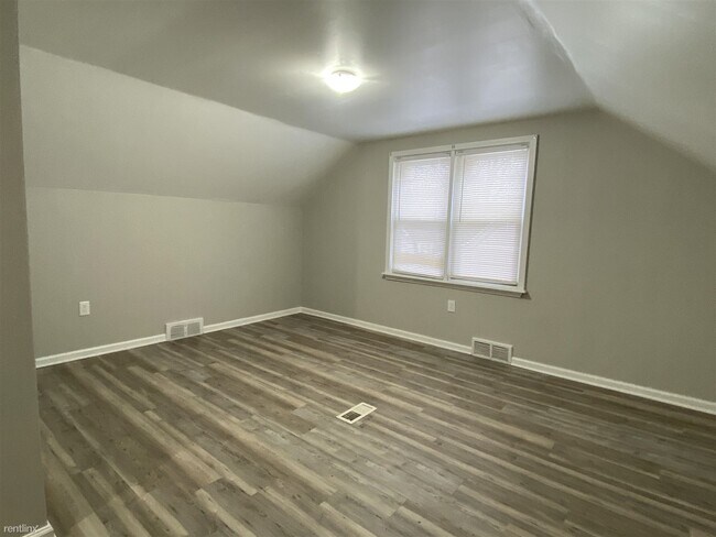 Building Photo - 3 br, 1.5 bath House - 18752 Kenosha St