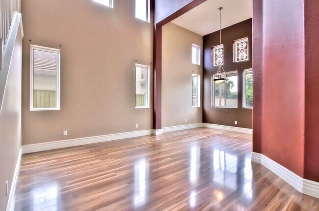 Building Photo - Conveniently Located Home