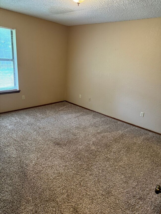 Building Photo - 3 bed 1 3/4 bath home  (Broker/Owner)
