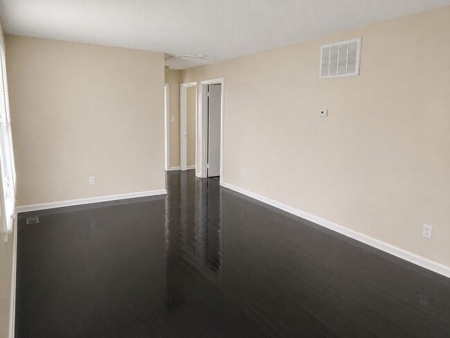 Building Photo - 104 Twin Oaks Dr