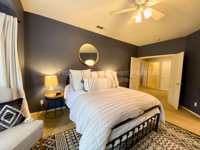 Foto del edificio - 4872 N Crestmoor Ave