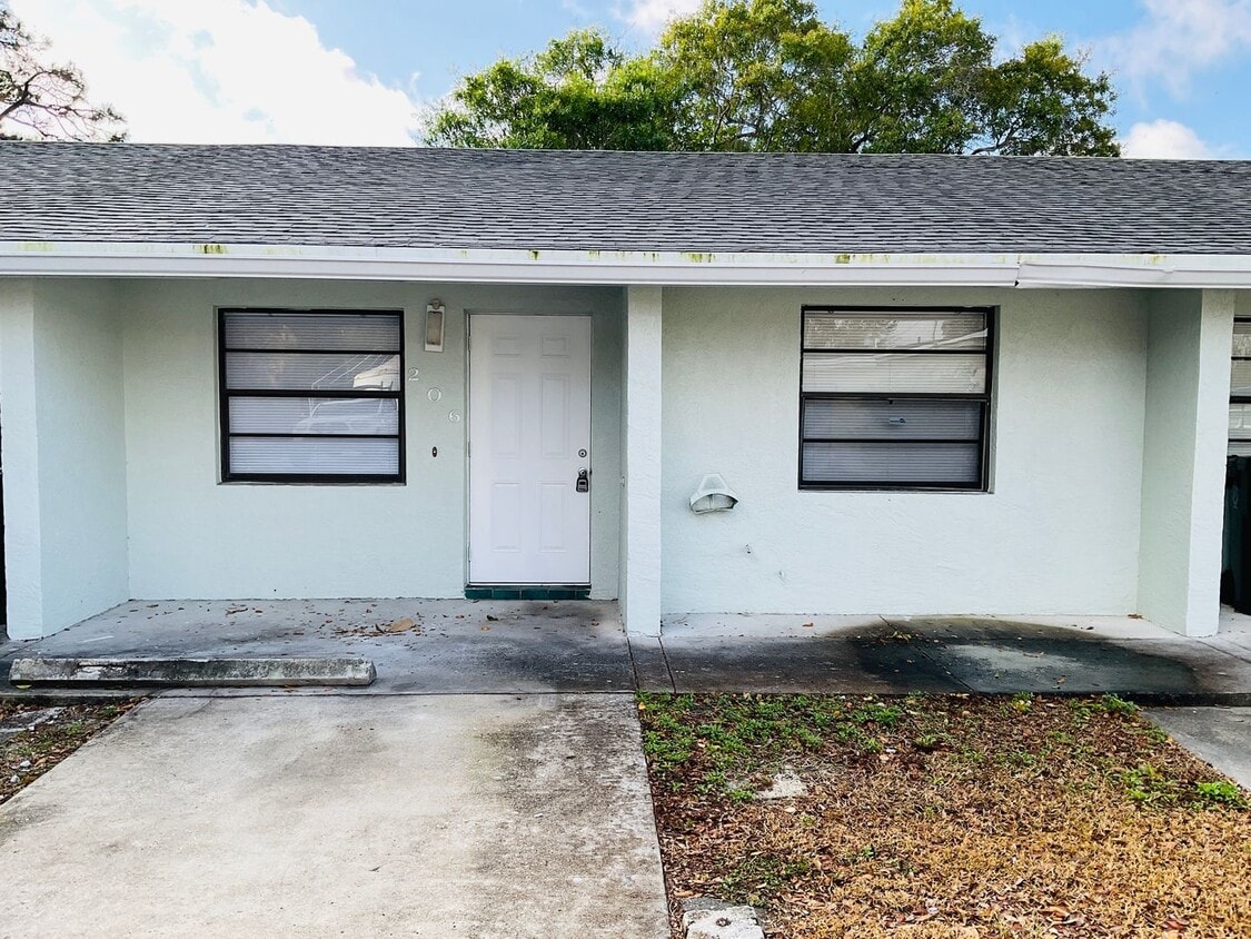 2/1 FOR RENT in Ft. Pierce - Middle Unit - Triplex - 2/1 FOR RENT in Ft. Pierce - Middle Unit - Triplex