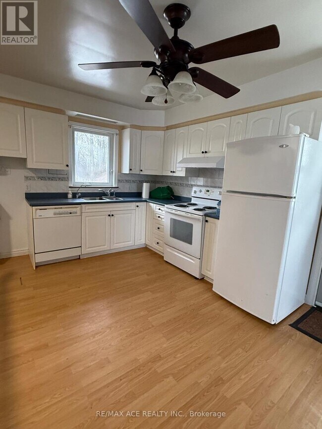 Photo du bâtiment - 436 Lazier Rd