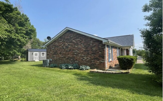 Building Photo - 121 Winding Way