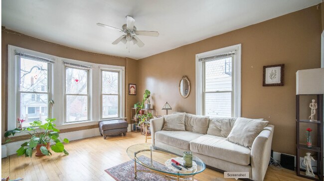 Foto del edificio - 2833 N Downer Ave