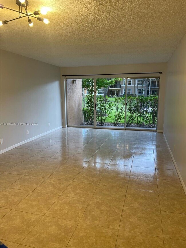 Foto del edificio - 8781 Wiles Rd