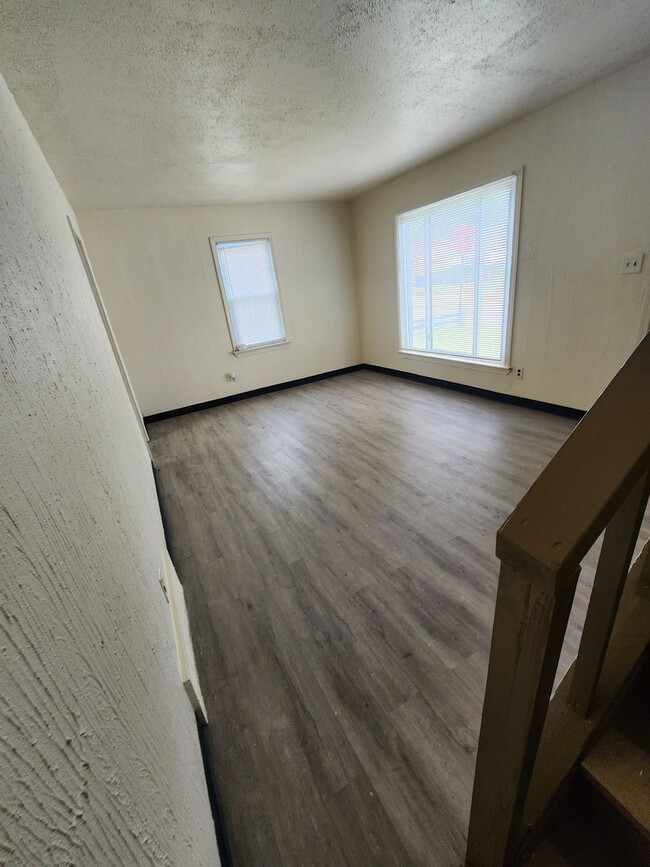 Foto del edificio - 4 Bedroom Clean House For Rent