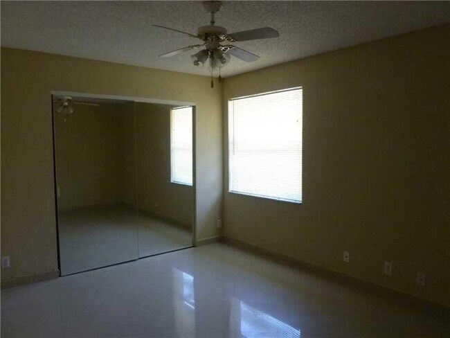 Foto del edificio - 5365 NW 107th Ave