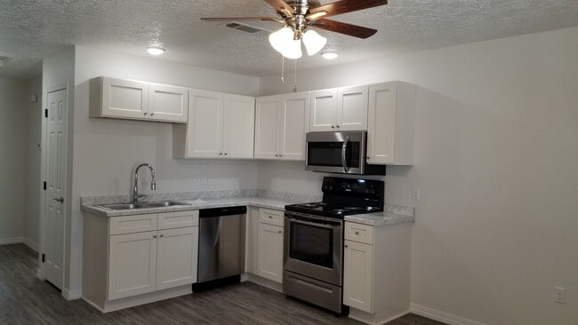 Foto del edificio - NEW LUXURY ONE BEDROOM APARTMENT UNFURNISHED