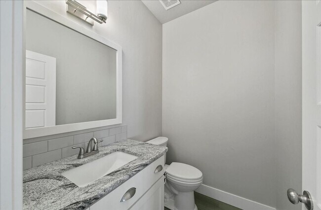 Building Photo - Eagle Townhome with Upscale Finishes!