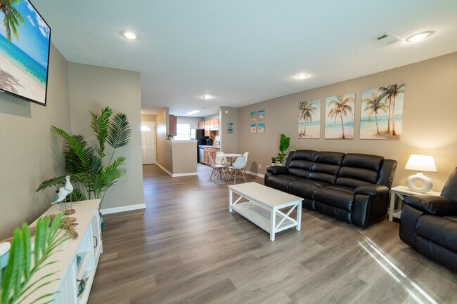 Foto del edificio - 6300 Pinetree Ave