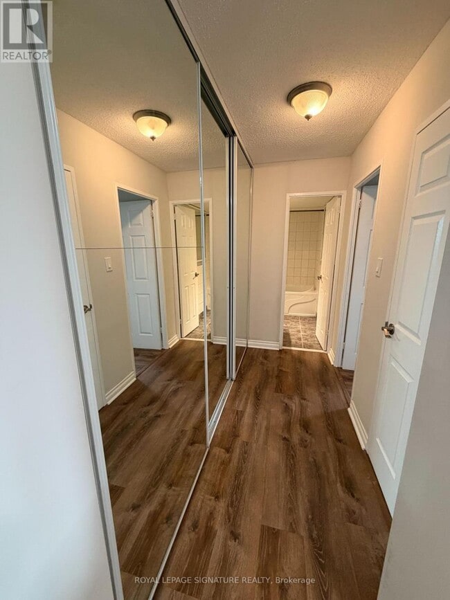 Photo du bâtiment - 714 The West Mall