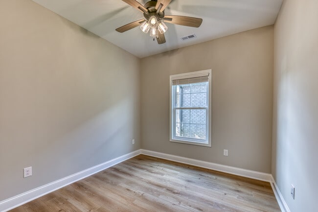 Building Photo - 325 Monroe Dr