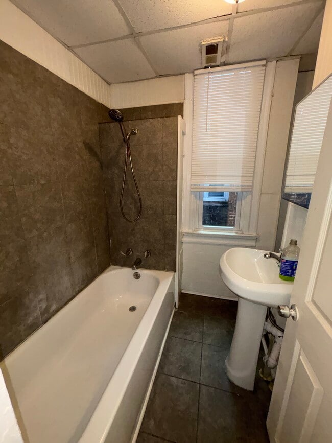 Photo - 292X Parkwood Ave Apartment