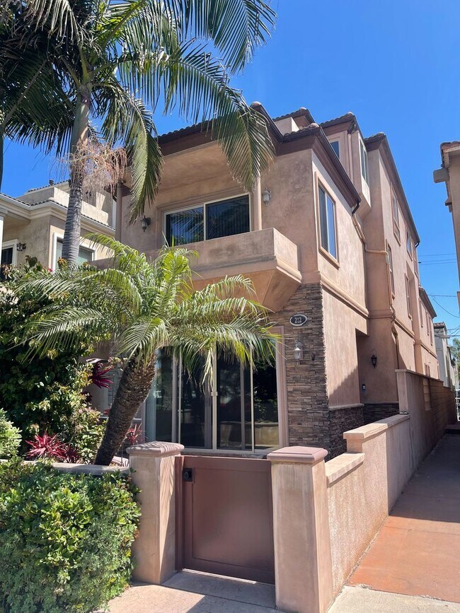 Foto del edificio - Spacious Custom Built Downtown Huntington Beach Home with Elevator
