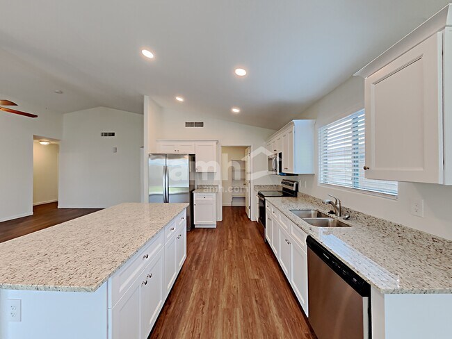Building Photo - 3033 W Quail Ave