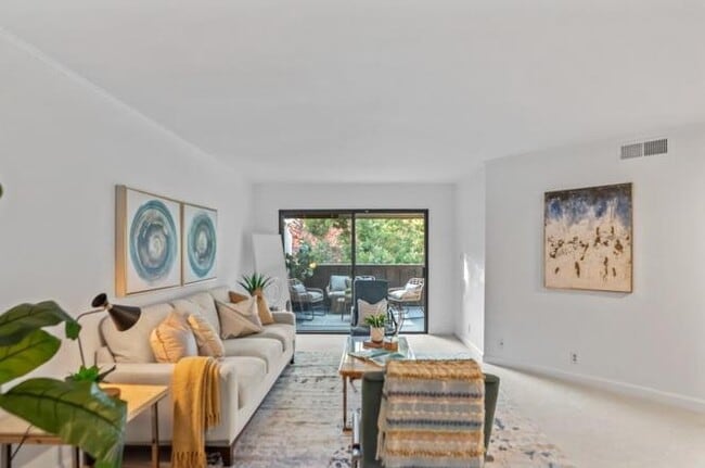 Foto del edificio - 999 Evelyn Terrace W