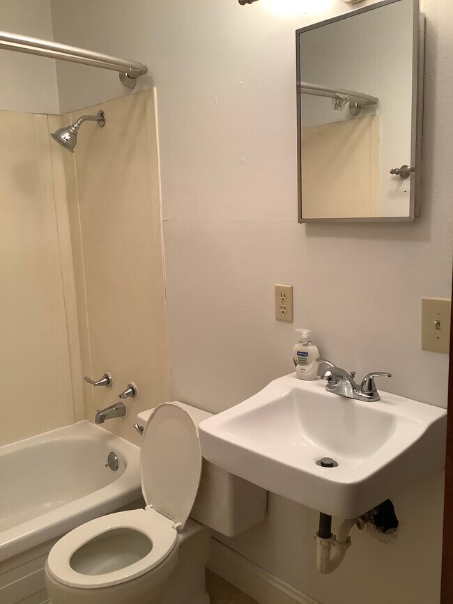 Foto del edificio - 1606 Caniff Cir