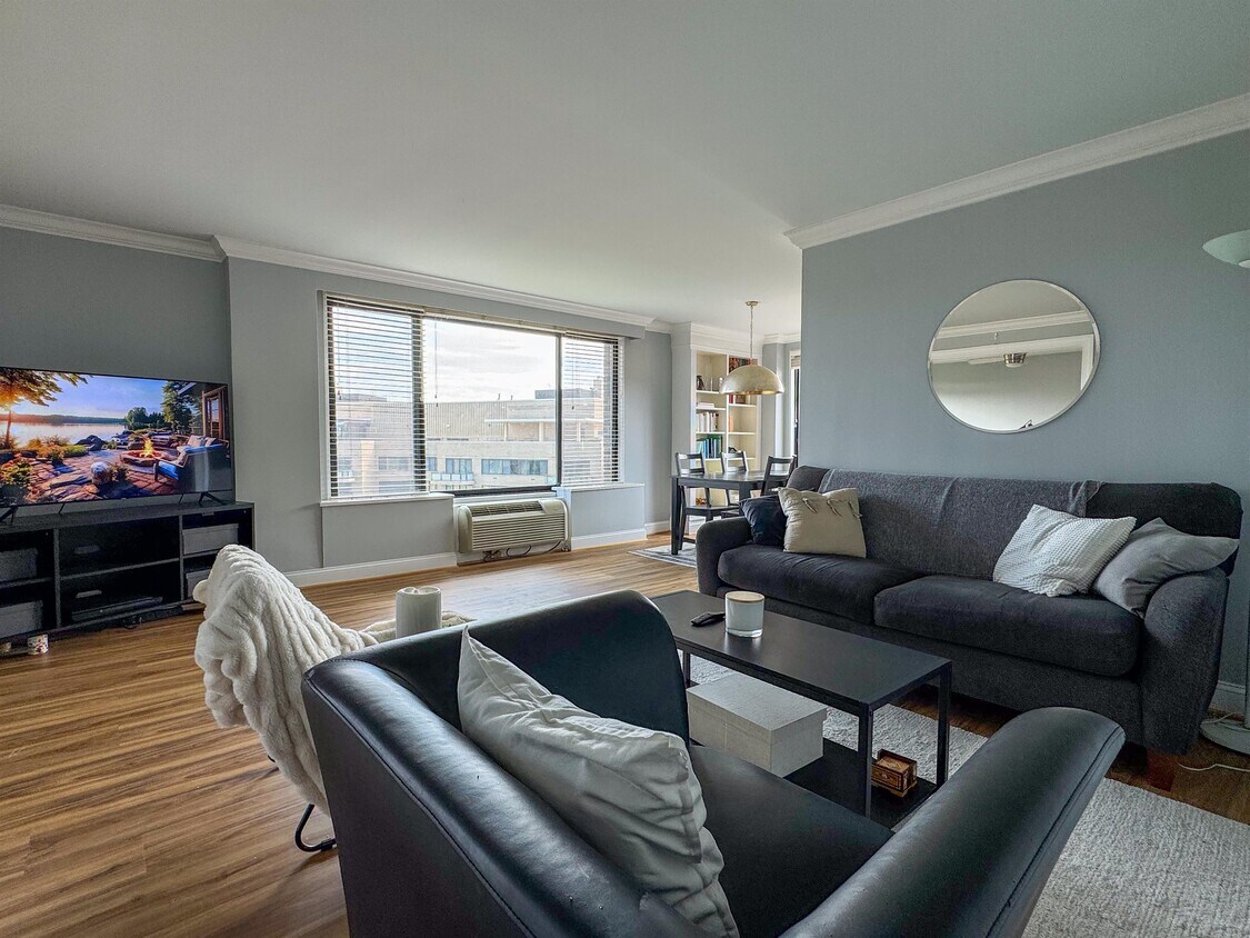 Foto principal - 2501 Calvert St NW