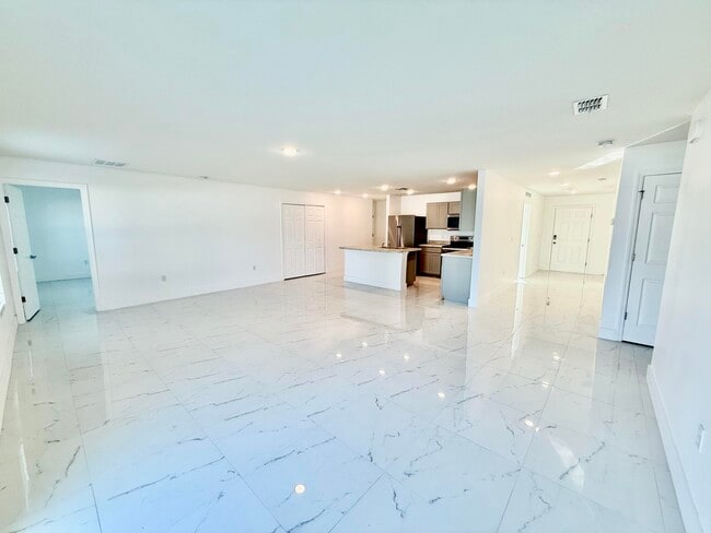 Building Photo - 205 SW Chelsea Terrace