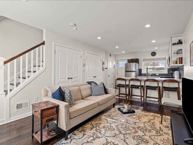 Foto del edificio - Distinctive Two Bedroom Beauty in Deanwood