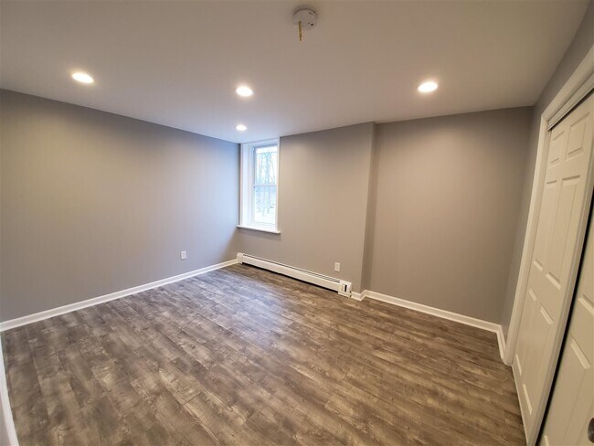 Building Photo - 425 Plainfield Ave