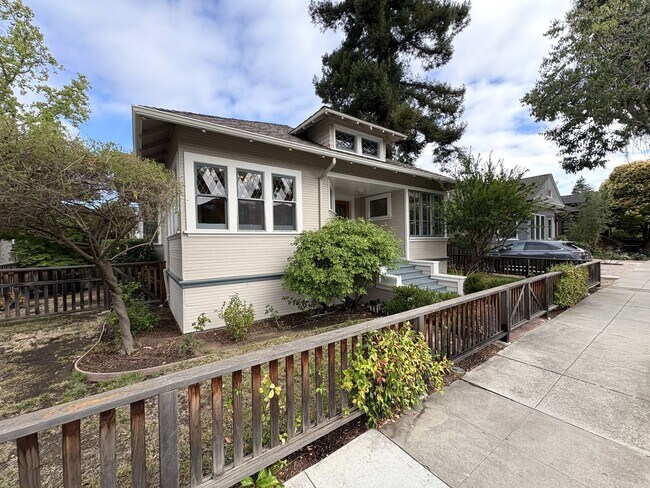 Foto del edificio - Charming Craftsman Style Home for Rent in ...
