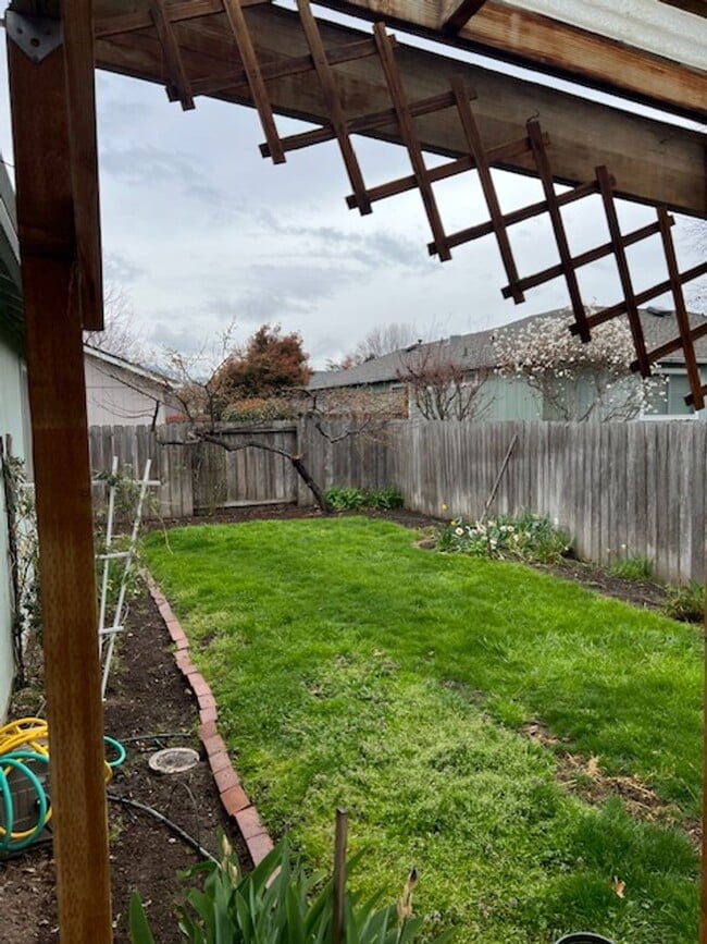 Building Photo - SINGLE FAMILY HOME W/ FENCED YARD/ DOUBLE ...