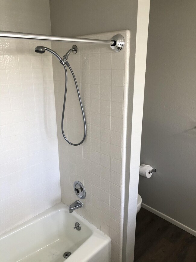 Foto del edificio - 2043 Village Ln