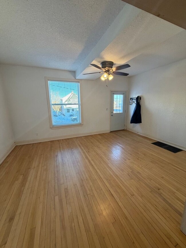 Building Photo - AVAILABLE September - 3 Bed/1.5 Bath Home with Lake views!