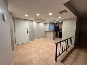 Building Photo - 3650 Inverrary Dr