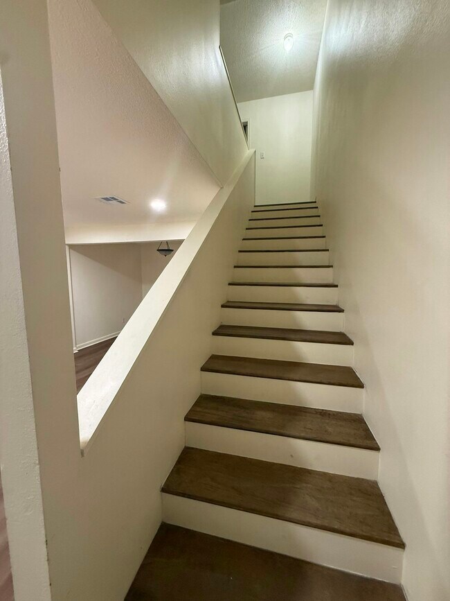 Foto del edificio - 201 High Meadows Blvd