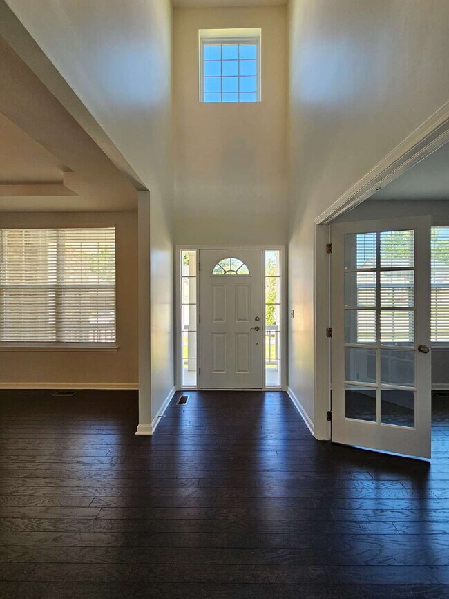 Foto del edificio - 4 Bed, 2.5 Bath with Granite Kitchen, Large Island, Luxury Master Suite, Full Basement, Huge Outd...