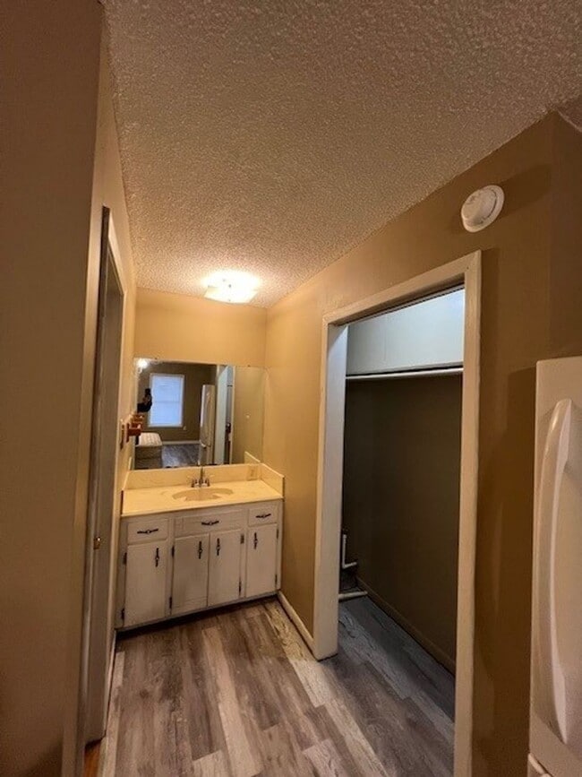 Building Photo - Cute Fully Furnished Efficiency Apartment Located in Sulphur