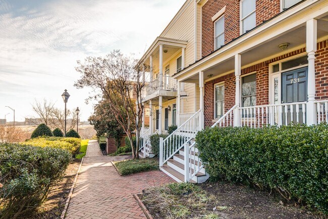 Foto del edificio - 3 Bedroom Townhome in Oregon Hill!