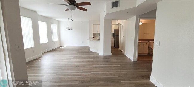 Foto del edificio - 6302 W Sample Rd