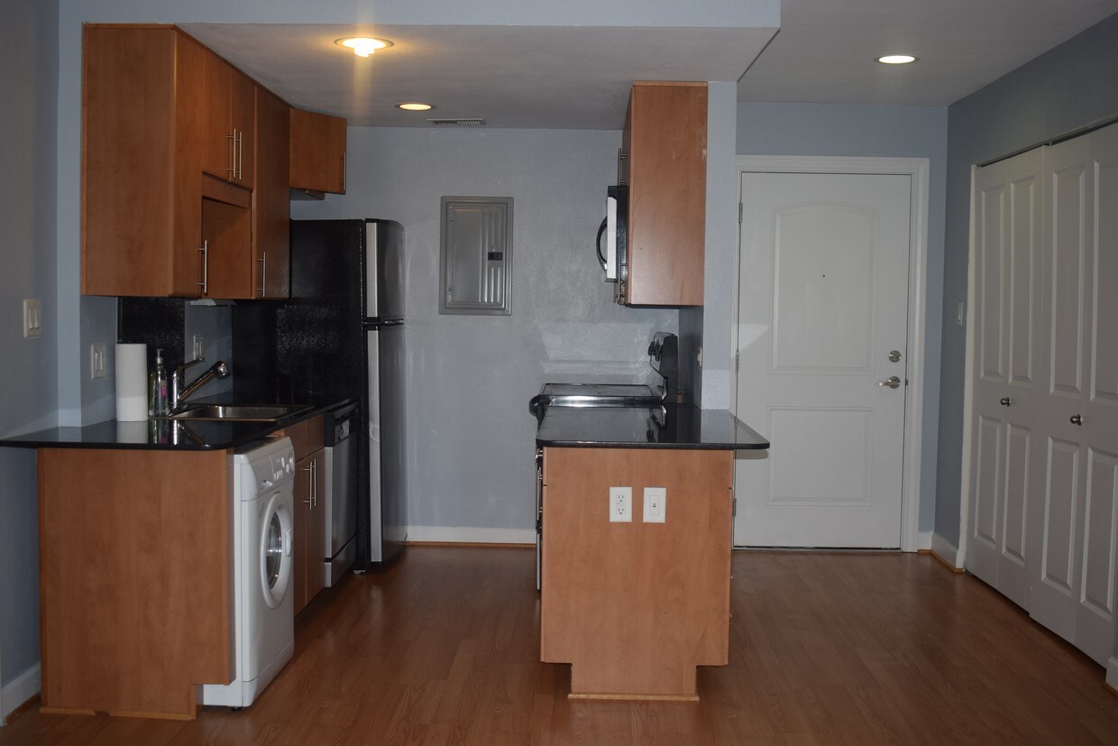 Foto principal - 5696 Kingsbury Ave