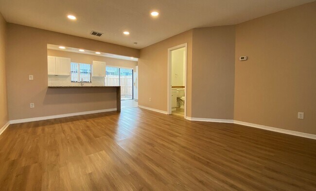 Foto del edificio - Modern Comfort Meets Convenience: Your 2-Bed, 2.5-Bath Oasis Awaits! ***Limited Time Special for ...