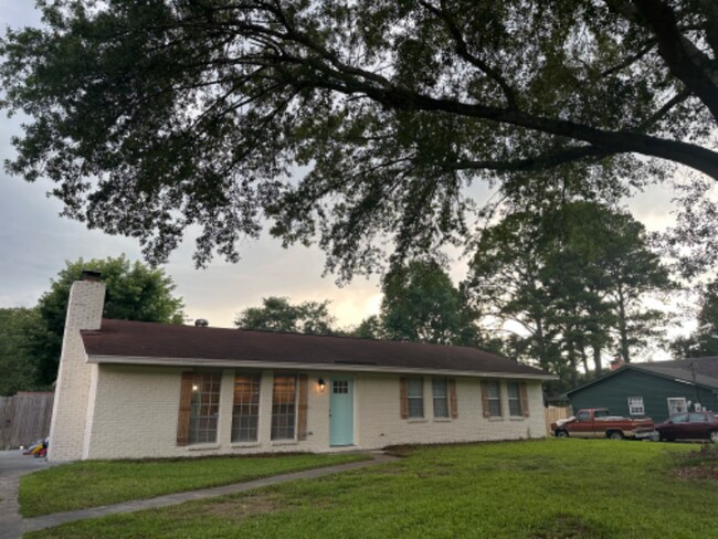Building Photo - 330 Shawnee Dr