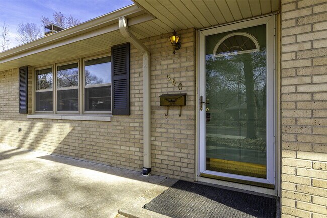 Building Photo - 340 Crown Point