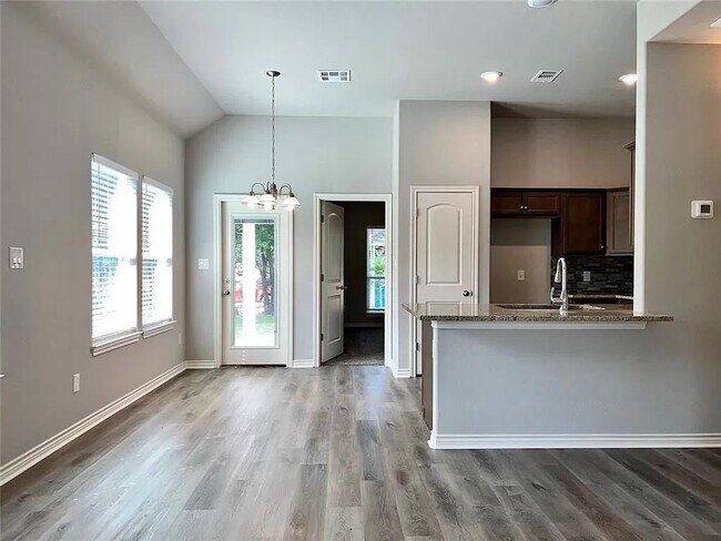 Building Photo - 4 Bedroom 3 Bath