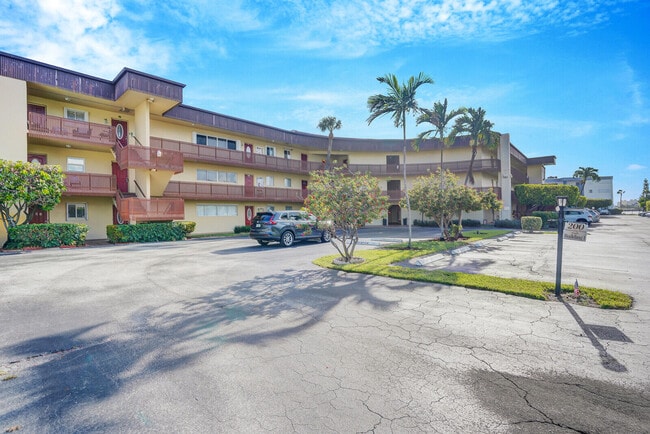 Building Photo - 200 Waterway Dr S