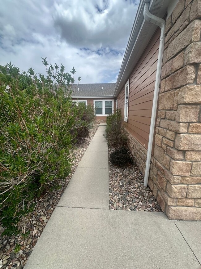 Building Photo - Beautiful Townhome