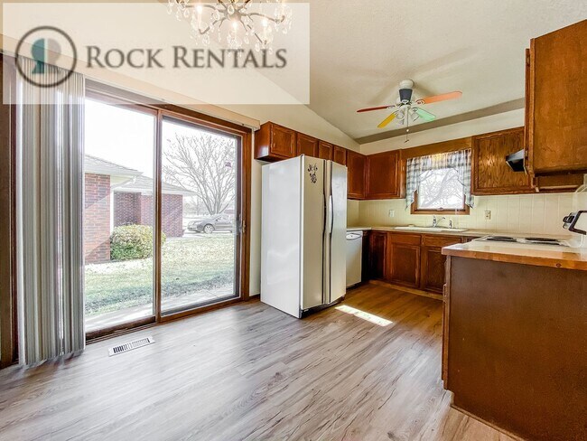 Building Photo - 2 Bed 2 Bath Duplex with Full Basement