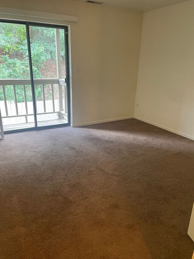 Foto del edificio - Two Bedroom, Two Bathroom Florida Rd Apt with Convenient Location!