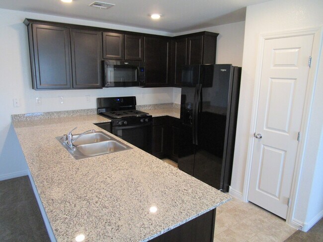 Building Photo - 3 bed/2 bath townhouse located in the NE a...