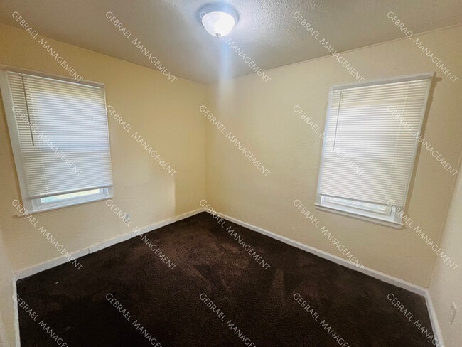 Building Photo - 8324 Rosemont Ave